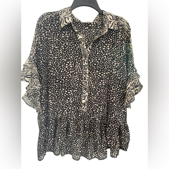 Umgee Tops - Umgee Women’s size Medium Black and White Polka Dot Blouse flutter sleeve